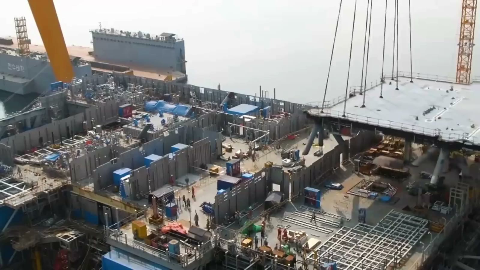 Offshore support vessel working alongside an installation